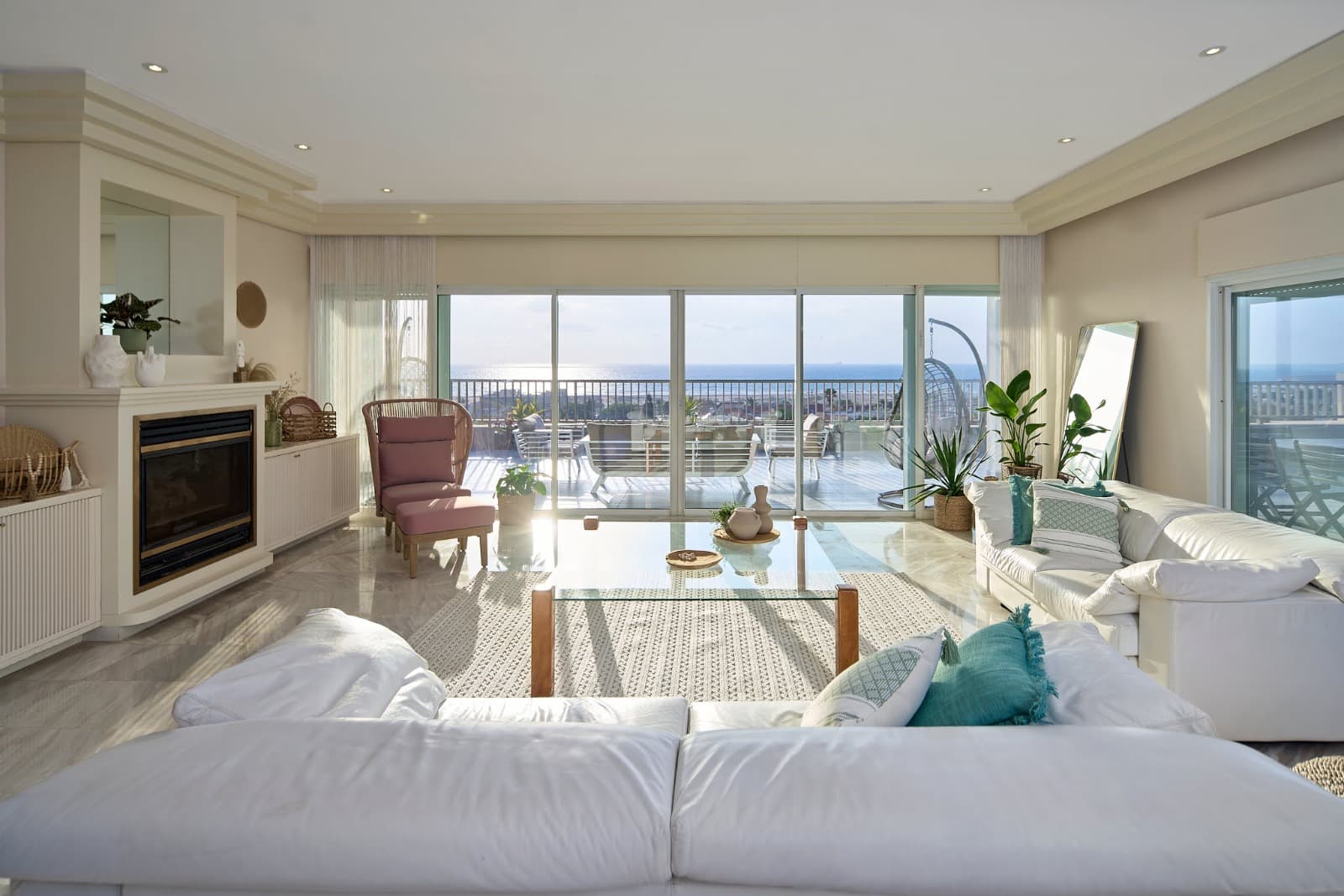 Vue sur la mer depuis le balcon du penthouse au coucher du soleil