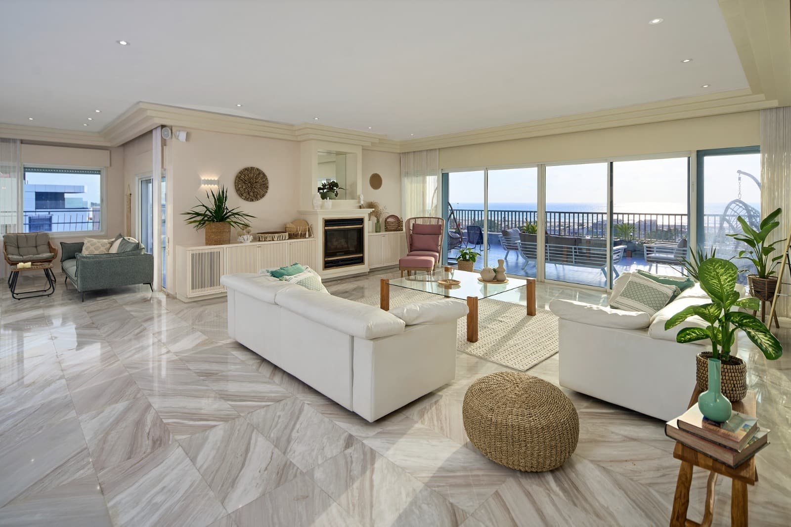 Salon spacieux avec vues panoramiques sur la mer